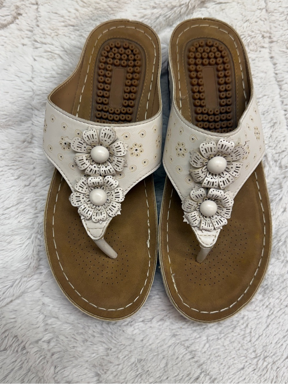 Ecetana orthopedic thong wedge white floral sandals, size 39 / 8.5